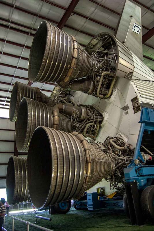 Silnik rakietowy w hali ekspozycyjnej, element rakiety Saturn V