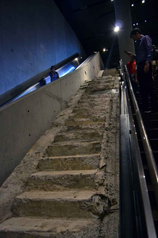 Fragment fundamentów dawnej wieży WTC w 9/11 Memorial Museum