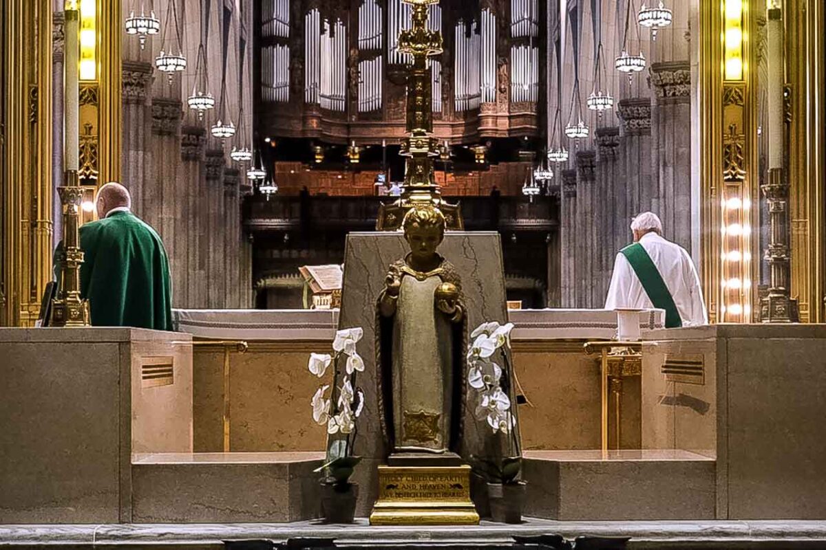 Główny ołtarz z figurami, złotem i gotyckimi detalami w Katedrze św. Patryka
