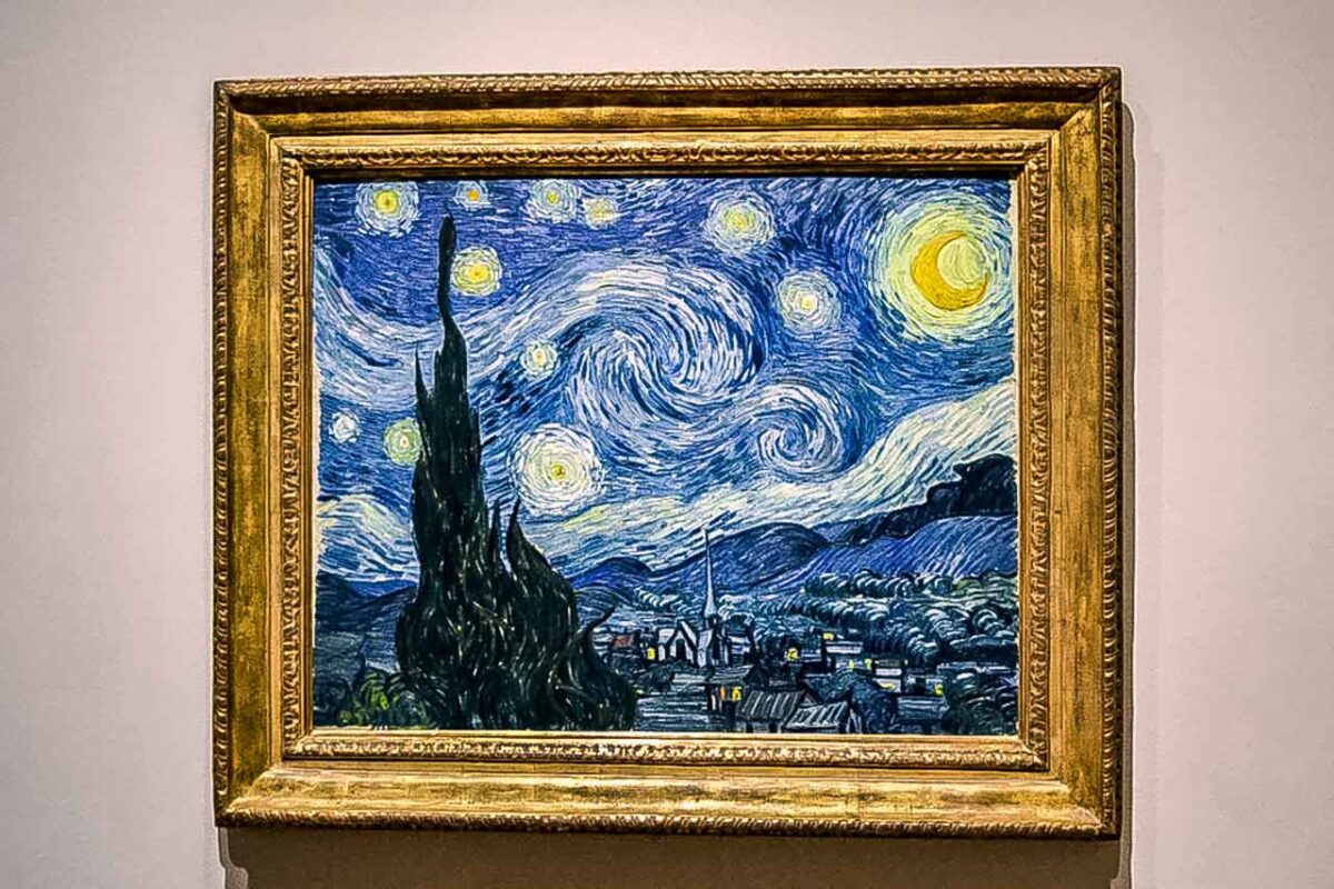 Il capolavoro "Notte Stellata" di Vincent van Gogh esposto in una cornice dorata.