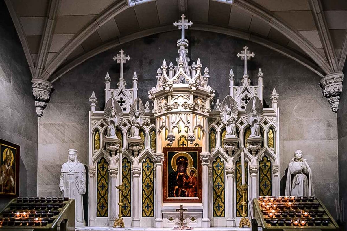 Ołtarz główny z bogatą dekoracją i figurami w Katedrze św. Patryka