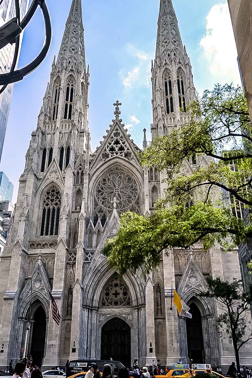Torri slanciate e facciata riccamente decorata della Cattedrale di San Patrizio sullo sfondo del cielo