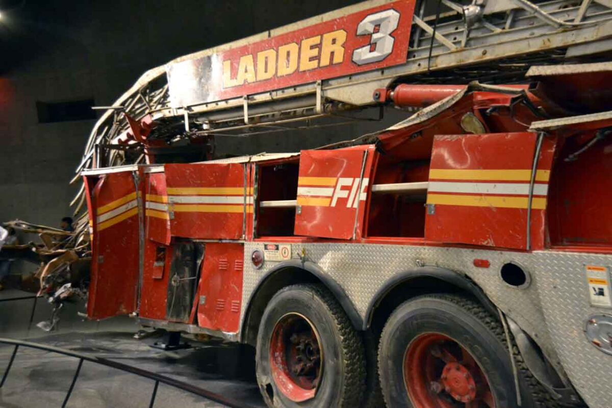 Zniszczony wóz strażacki Ladder 3 w 9/11 Memorial Museum