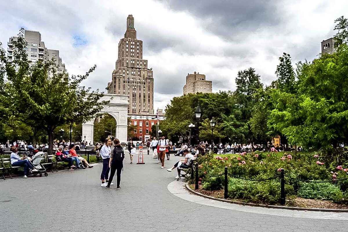 Widok na alejkę prowadzącą do łuku w Washington Square Park
