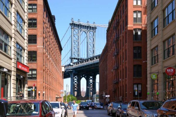 Kultowy widok na Most Manhattan w Nowym Jorku z dzielnicy DYMBO na Manhattanie