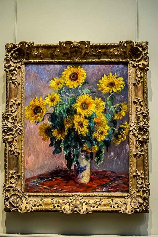 Obraz „Słoneczniki” Vincenta van Gogha w bogatej złotej ramie na ścianie The Met