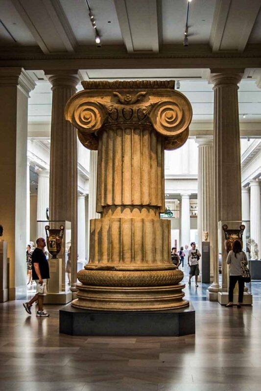 Detal antycznej kolumny jońskiej w jasnym wnętrzu The Met
