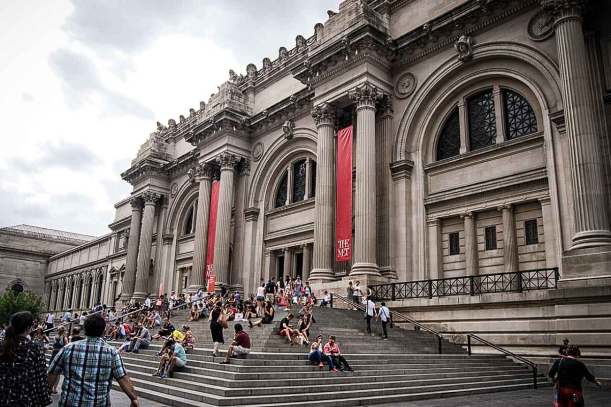 Główne wejście do Metropolitan Museum of Art z szerokimi schodami i kolumnadą