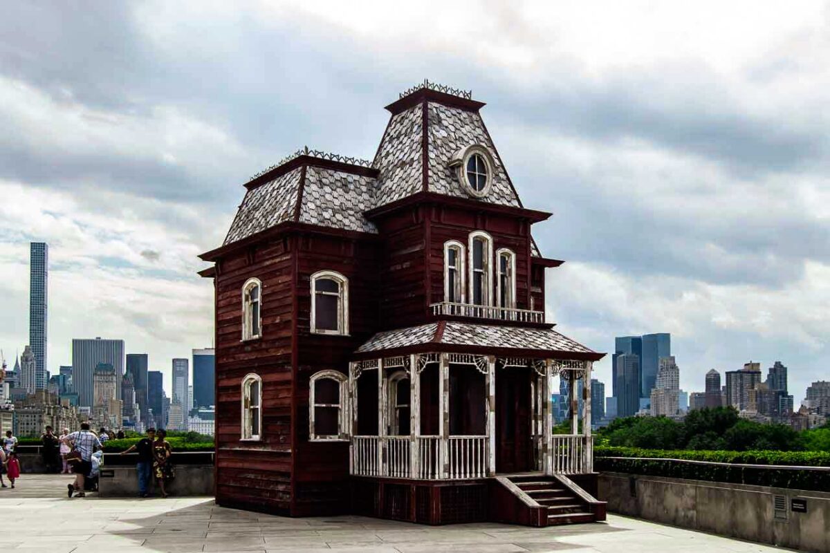 Ekspozycja na dachu Metropolitan Museum of Art z widokiem na panoramę Nowego Jorku