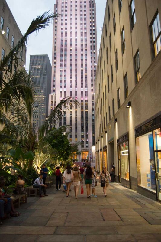 Złota dekoracyjna mozaika z wejścia na taras widokowy Empire State Building