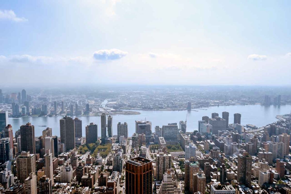 Ujęcie na East River i zabudowę Midtown East z Empire State Building