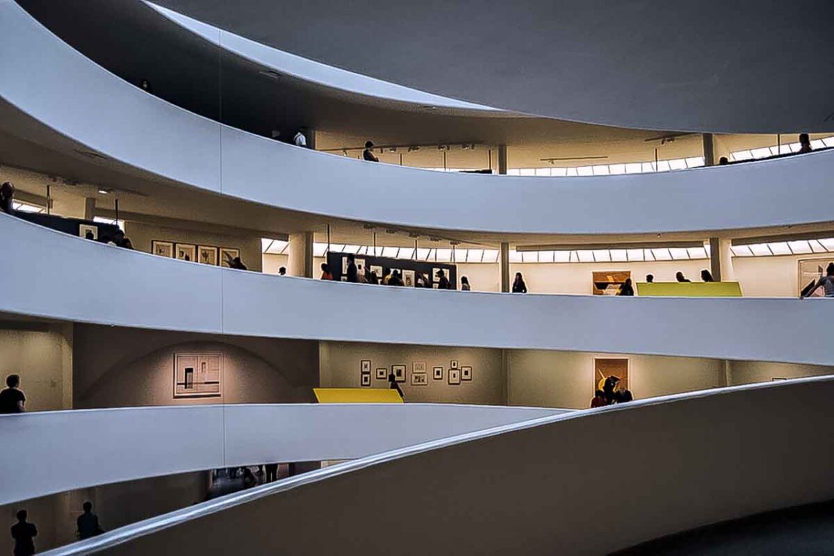 Wnętrze muzeum z charakterystycznymi spiralnymi rampami