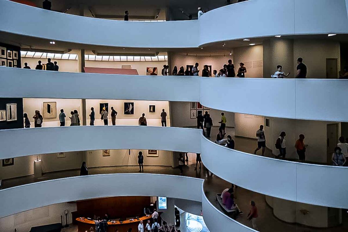 Widok spiralnego wnętrza muzeum Guggenheim z tłumem zwiedzających