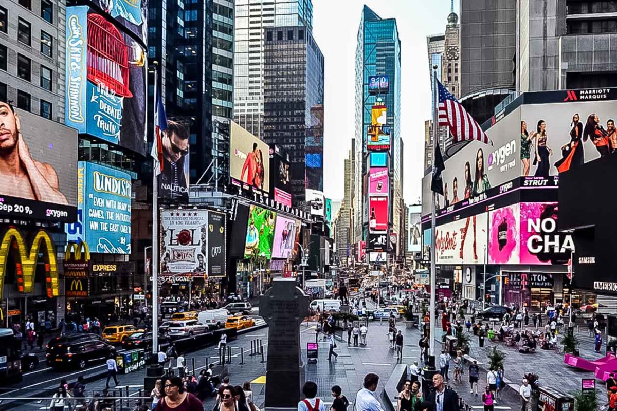 Panorama Times Square z czerwonych schodów