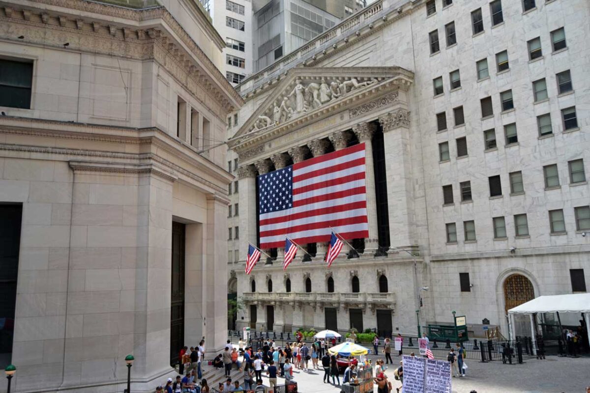 Budynek New York Stock Exchange z flagą
