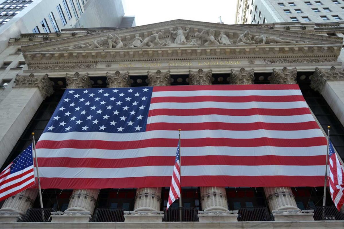 Budynek giełdy NYSE z amerykańską flagą