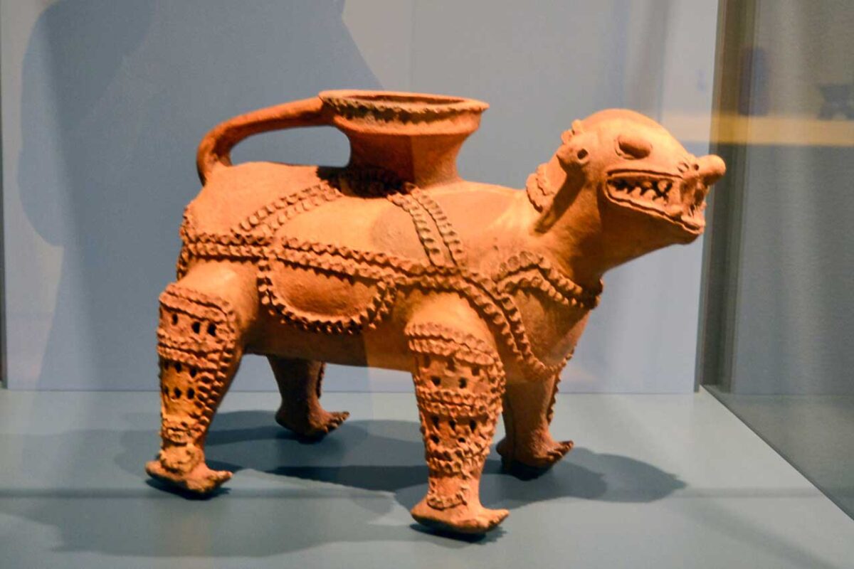 Ceramiczna rzeźba zwierzęcia w Muzeum Indian