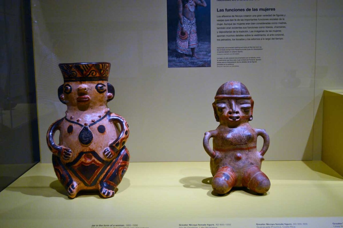 Kolorowe figurki z gliny w Muzeum Indian