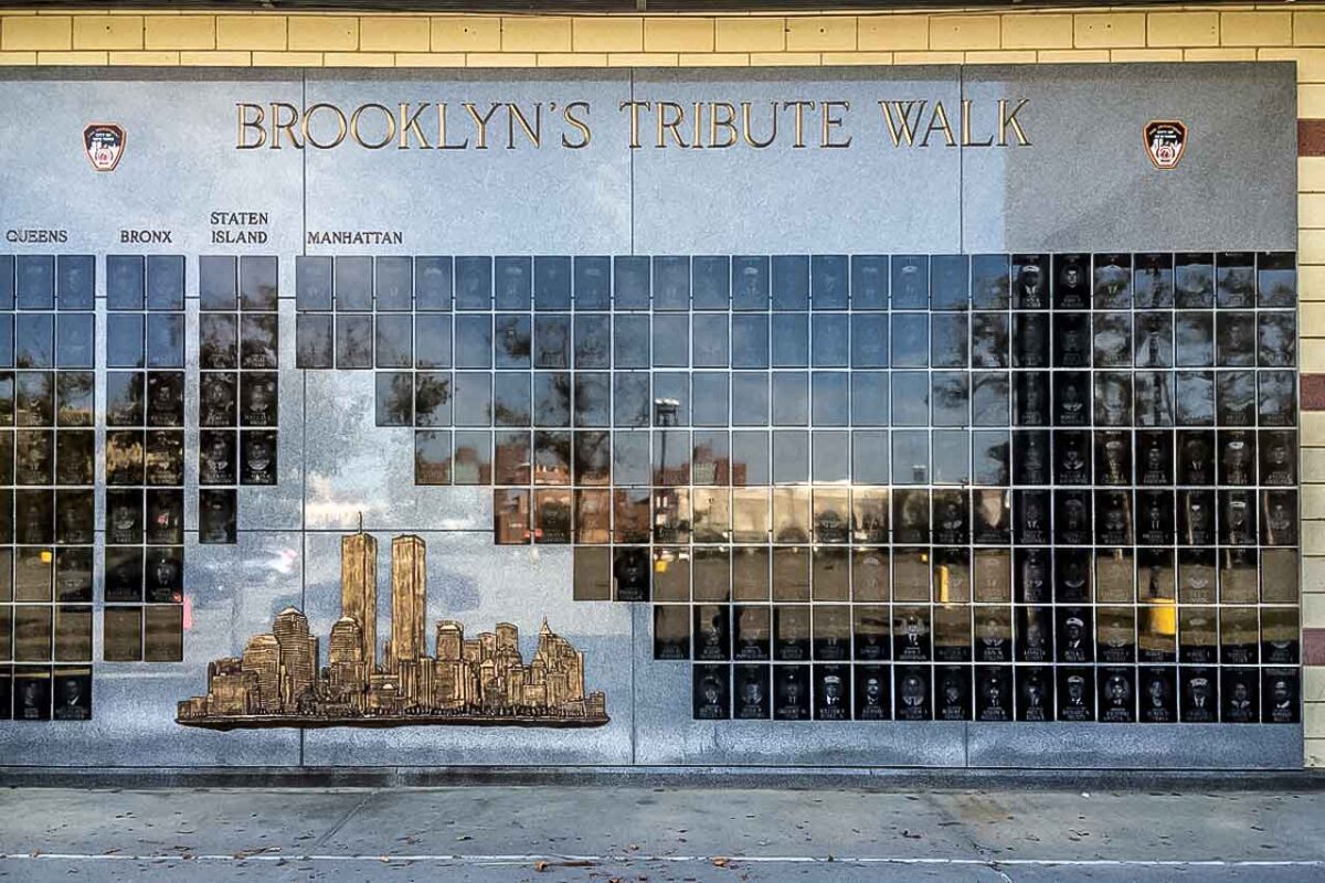 Fragment Brooklyn’s Tribute Walk z mozaiką i panoramą
