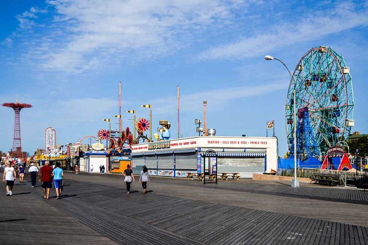 Widok na park rozrywki i plażę na Coney Island