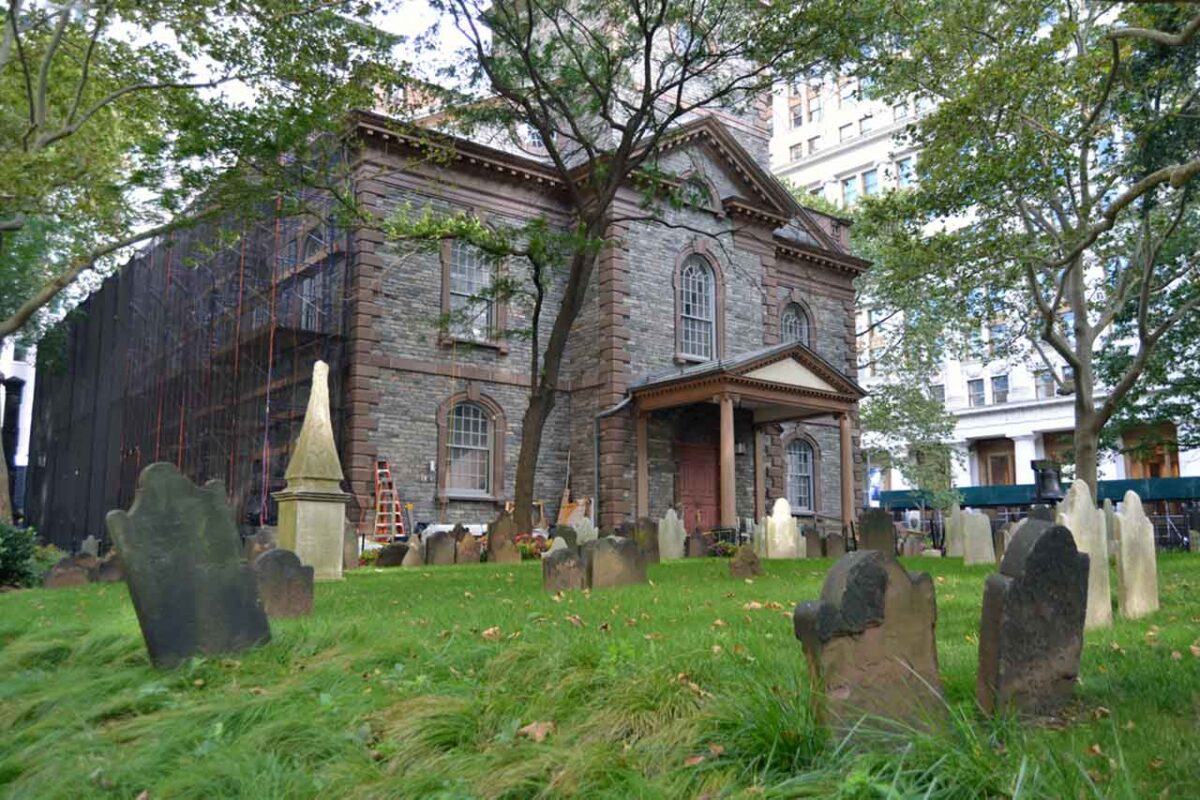 St. Paul's Chapel – Facciata e cimitero La storica St. Paul's Chapel a New York con il suo antico cimitero.