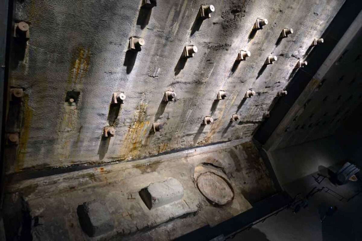Ściana fundamentowa dawnej wieży WTC w 9/11 Memorial Museum