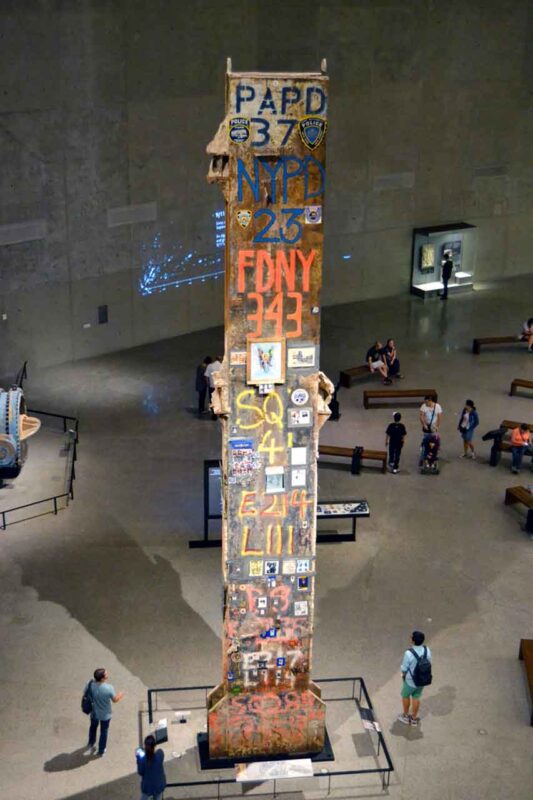 Kolumna z World Trade Center z inskrypcjami i pamiątkami