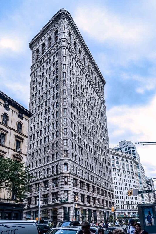Zabytkowy budynek Flatiron Building na tle nieba