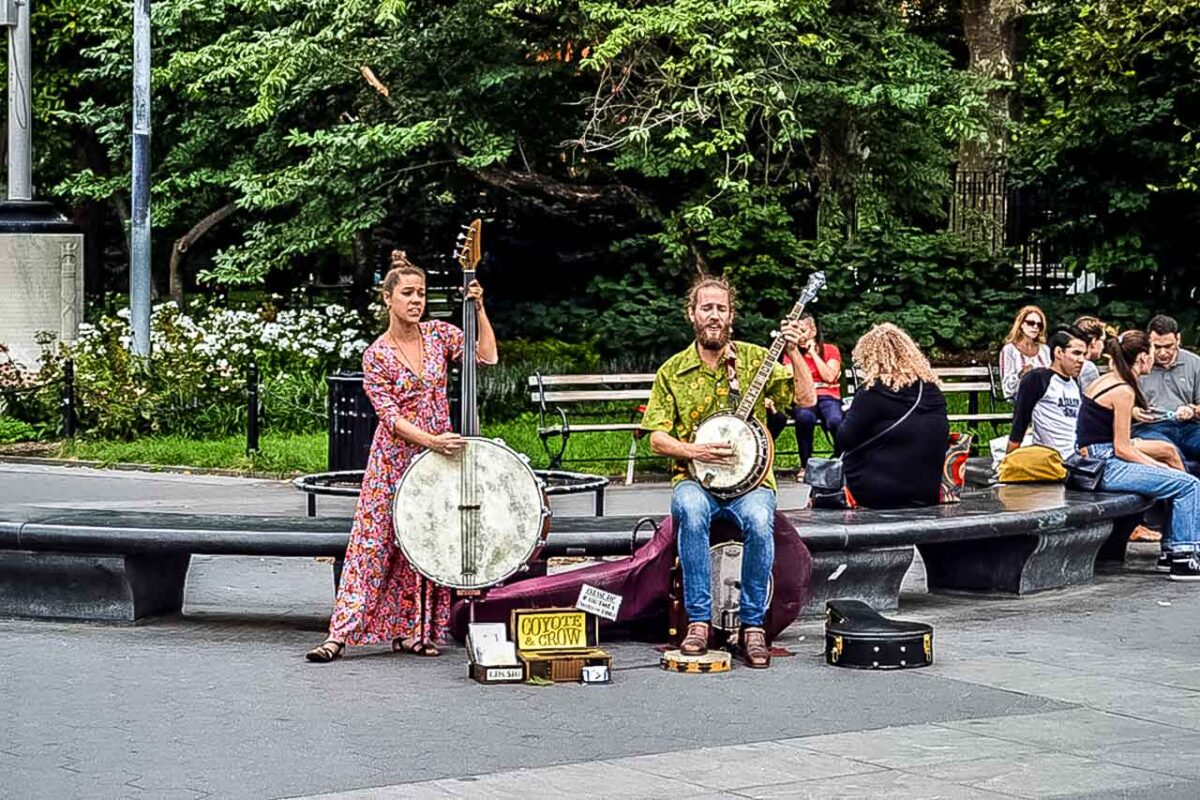 Grupa muzyków występująca w Washington Square Park