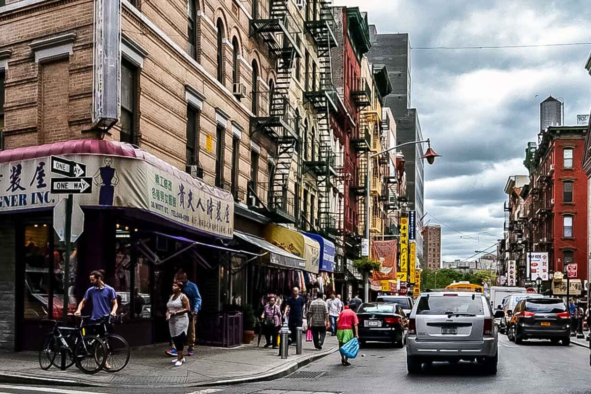 Ruchliwa ulica w Chinatown z restauracjami i sklepami