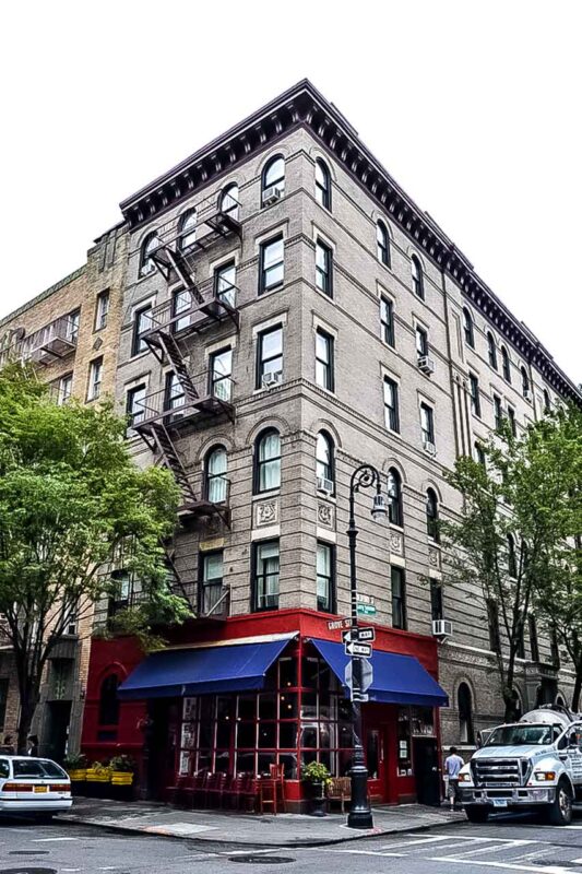 Il celebre edificio residenziale in mattoni apparso nella serie TV "Friends".