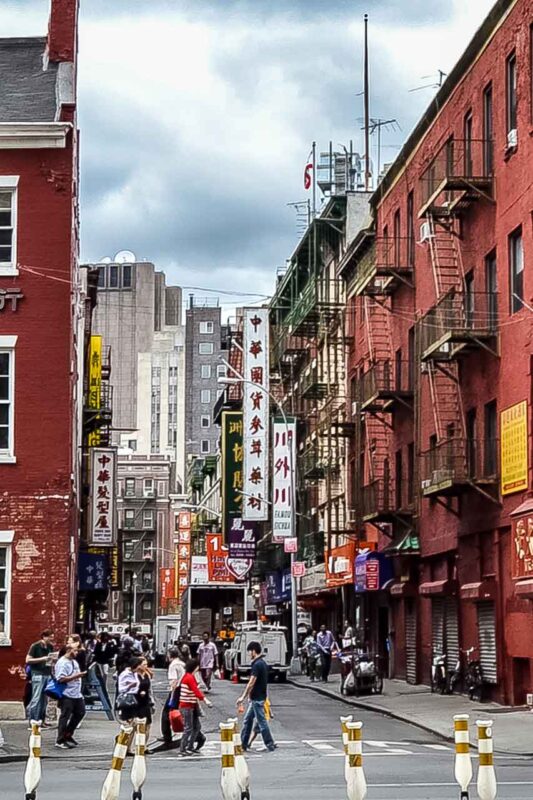 Perspektywa na ulicę z czerwonymi kamienicami w Chinatown