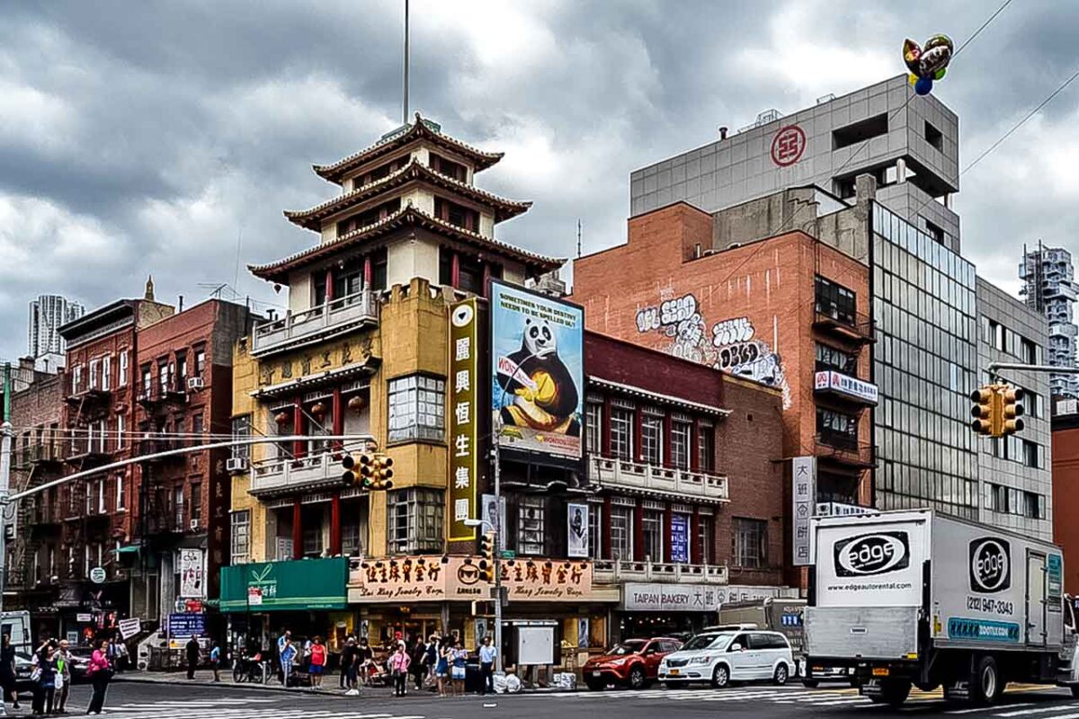 Tradycyjna brama i budynki z azjatyckimi detalami w Chinatown