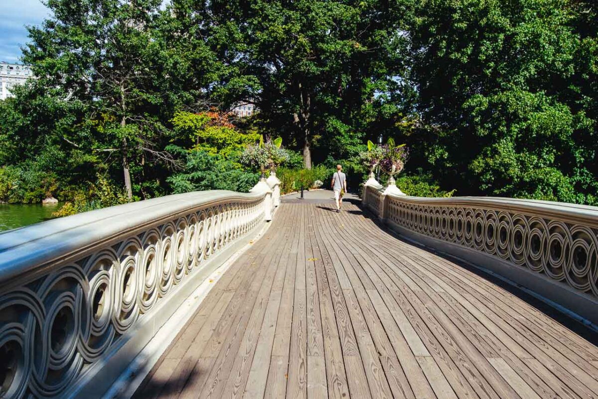 Widok z Bow Bridge w Central Parku w słoneczny dzień