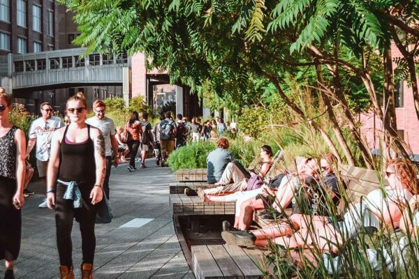 pacerowicze na ścieżce Highline Park w sercu Manhattanu