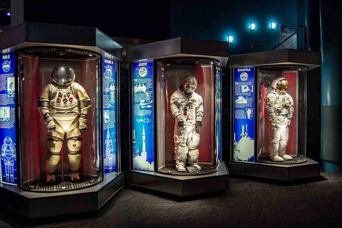 La Astronaut Gallery dello Houston Space Center con tute e ritratti.