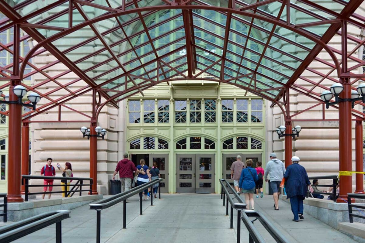 Wejście do Muzeum Imigracji na Ellis Island