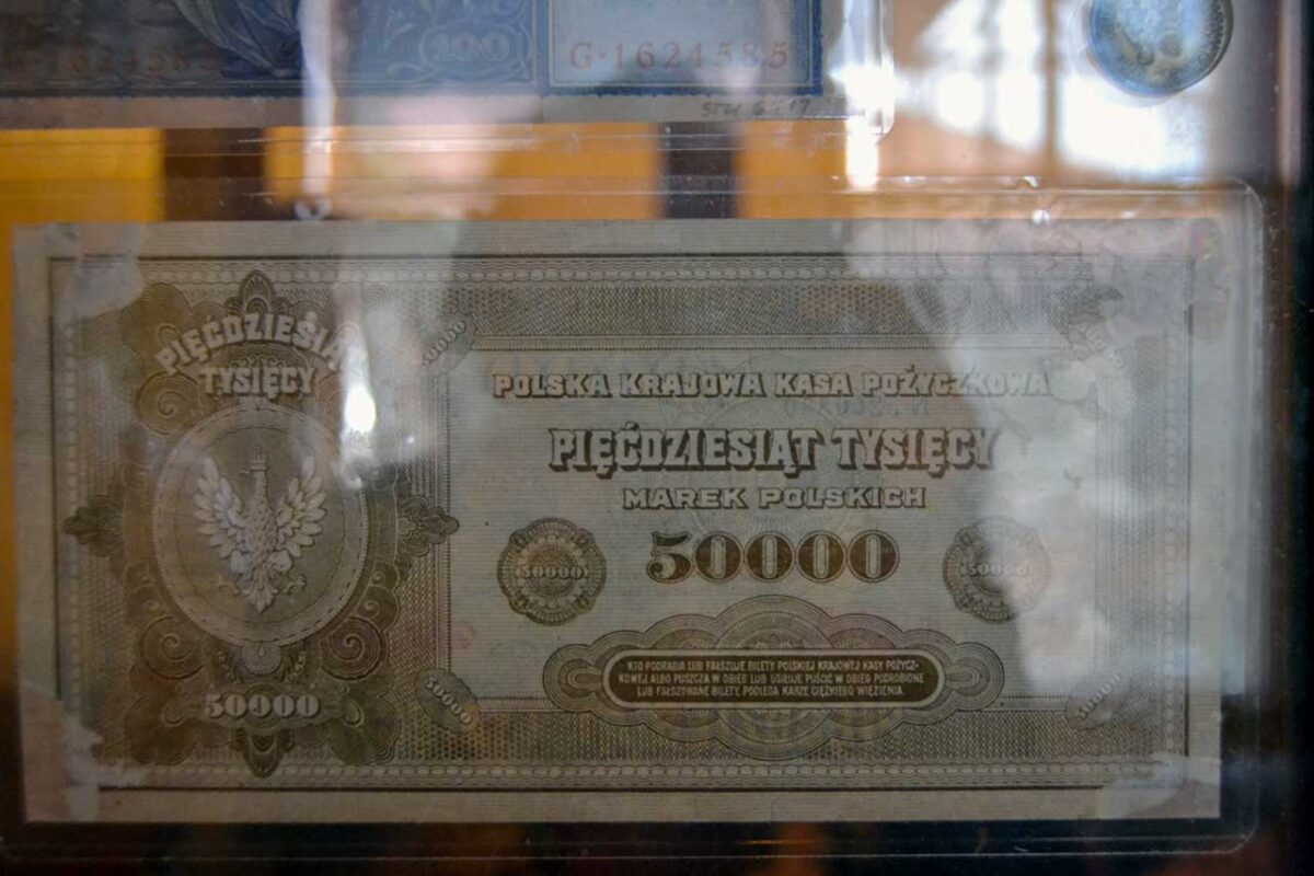 Stary banknot z ekspozycji muzealnej