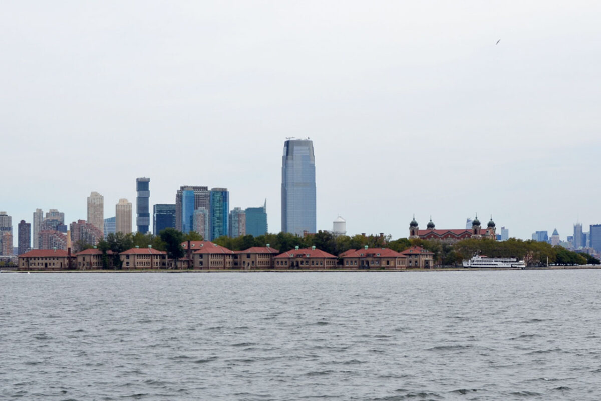 Panorama Ellis Island z wody
