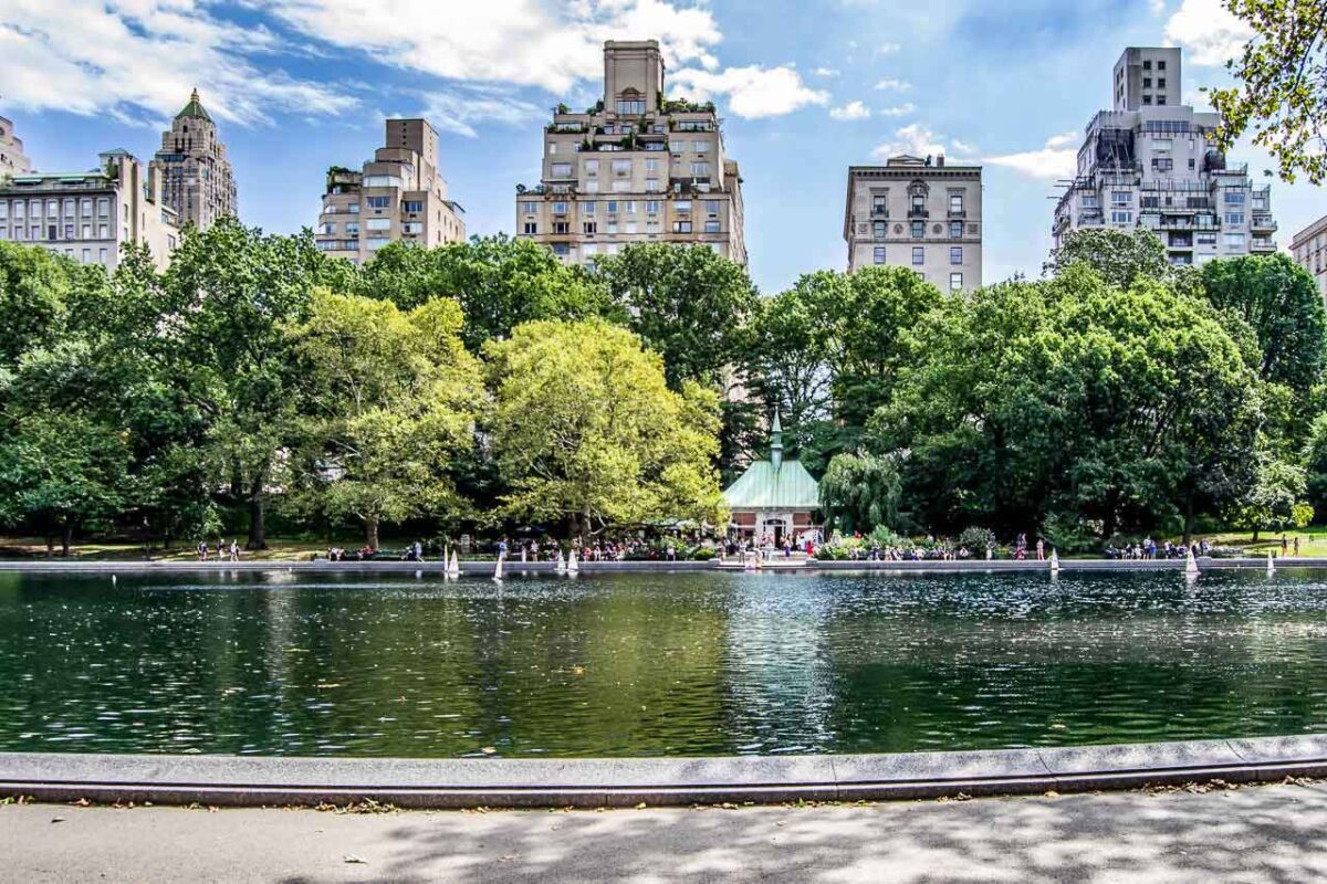 Staw Conservatory Water otoczony drzewami
