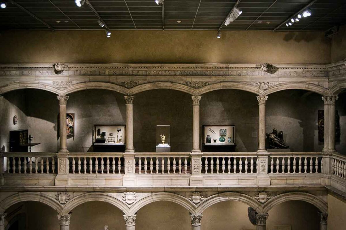 Wnętrze muzeum The Met, widok z piętra na dziedziniec i arkady