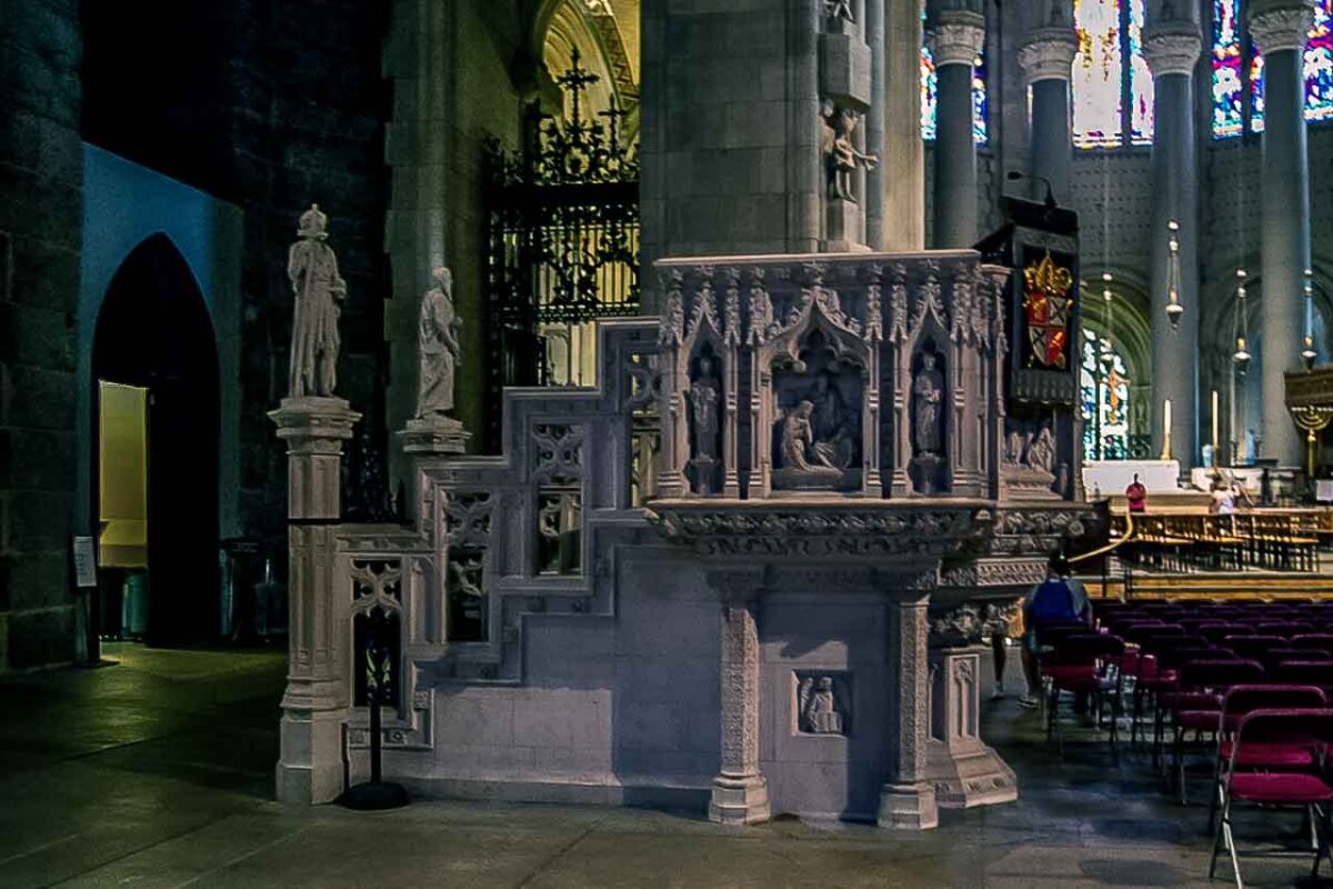 Monumentalny ołtarz z gotyckimi detalami w Katedrze św. Jana