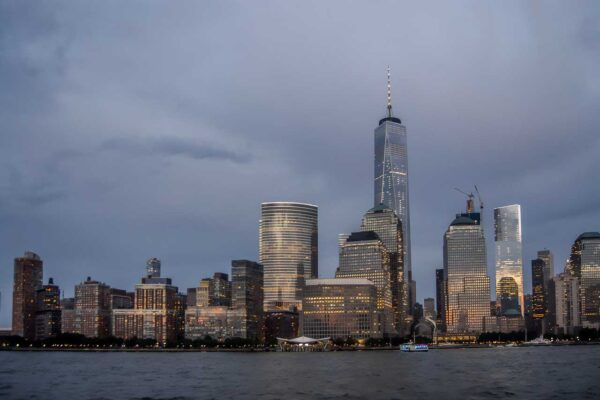 Panorama Manhattanu o niebieskiej godzinie ze statku wycieczkowego