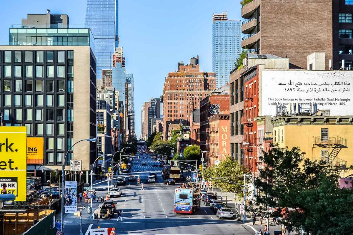 Il parco sopraelevato High Line a New York circondato da edifici moderni.