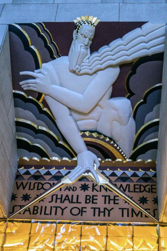 Złocona płaskorzeźba Prometeusza przy wejściu do Rockefeller Center