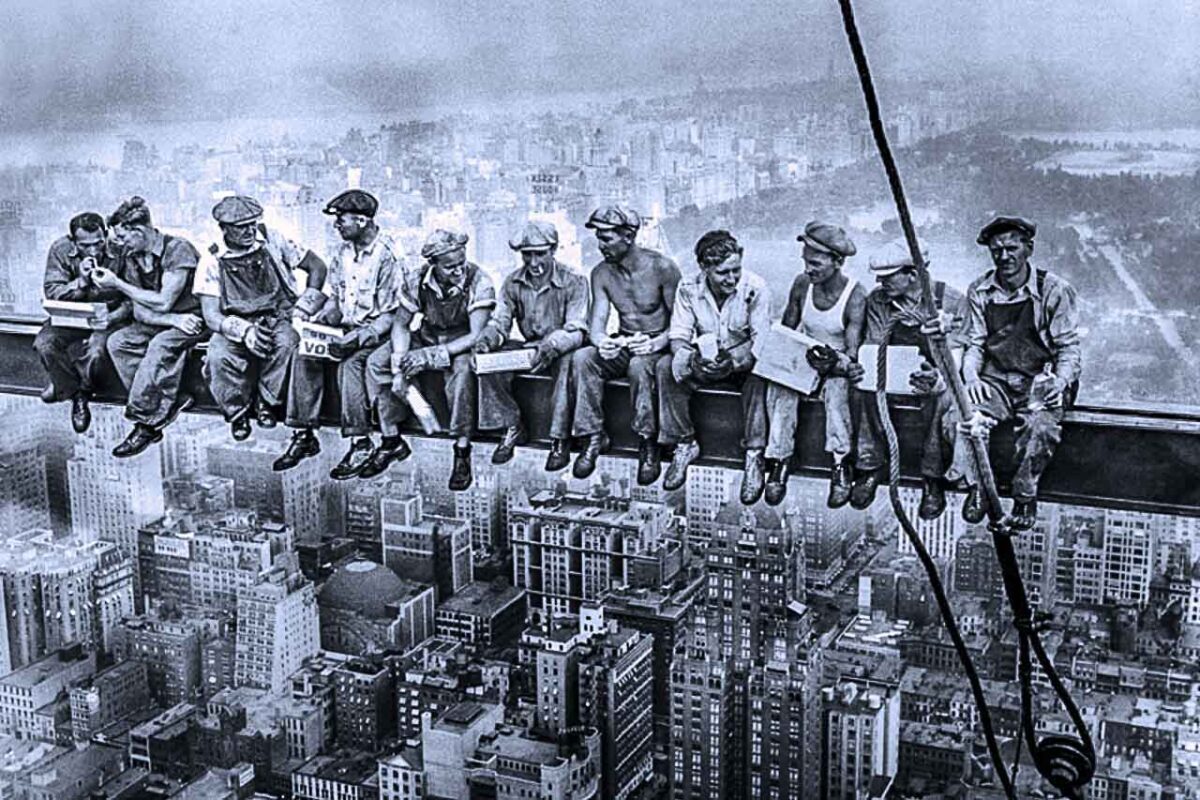 Famosa fotografia di operai seduti su una trave sopra Manhattan.