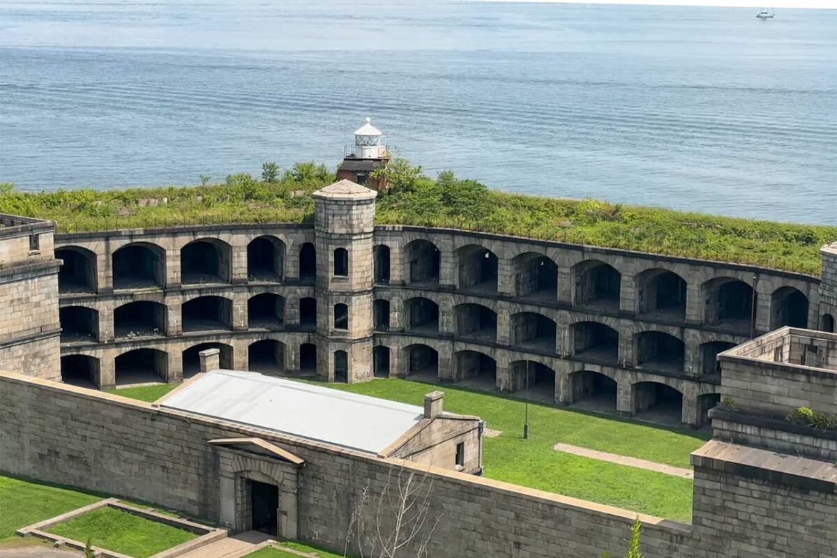 Fort Wadsworth Fort Wadsworth - vista sulla fortificazione storica di Staten Island a New York, con edifici e mura caratteristiche.