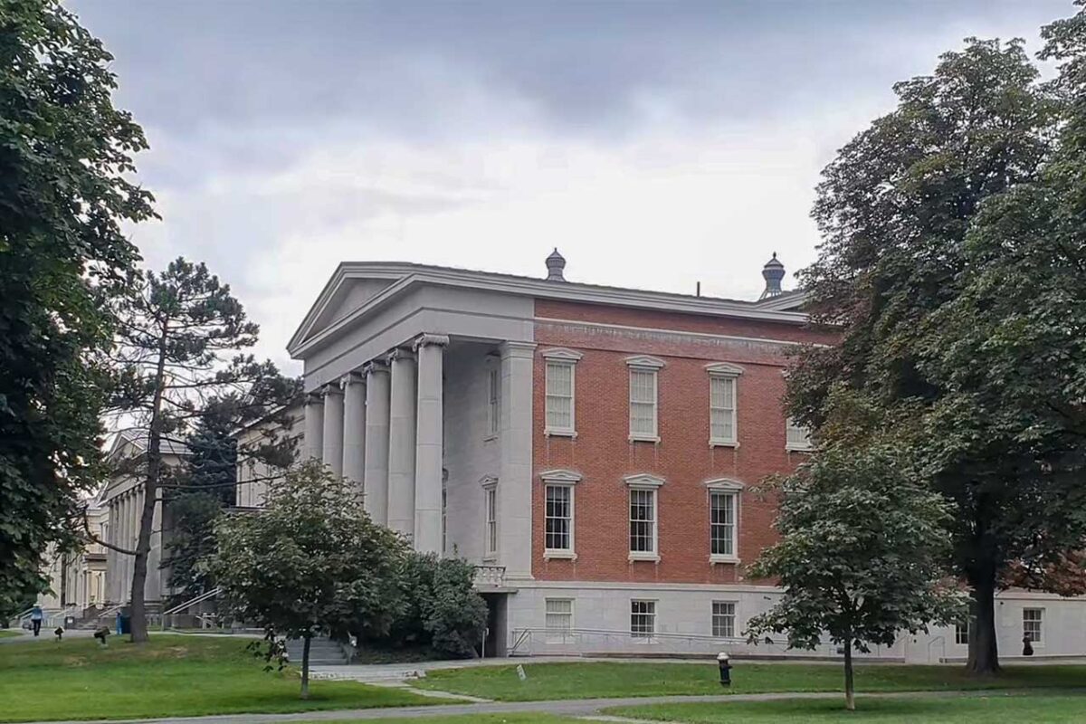 Snug Harbor na Staten Island - widok na historyczny kompleks budynków, który dawniej służył jako dom dla marynarzy, a obecnie jest siedzibą instytucji kulturalnych i artystycznych, w tym Muzeum Sztuki Staten Island i Ogrodu Botanicznego Nowego Jorku.