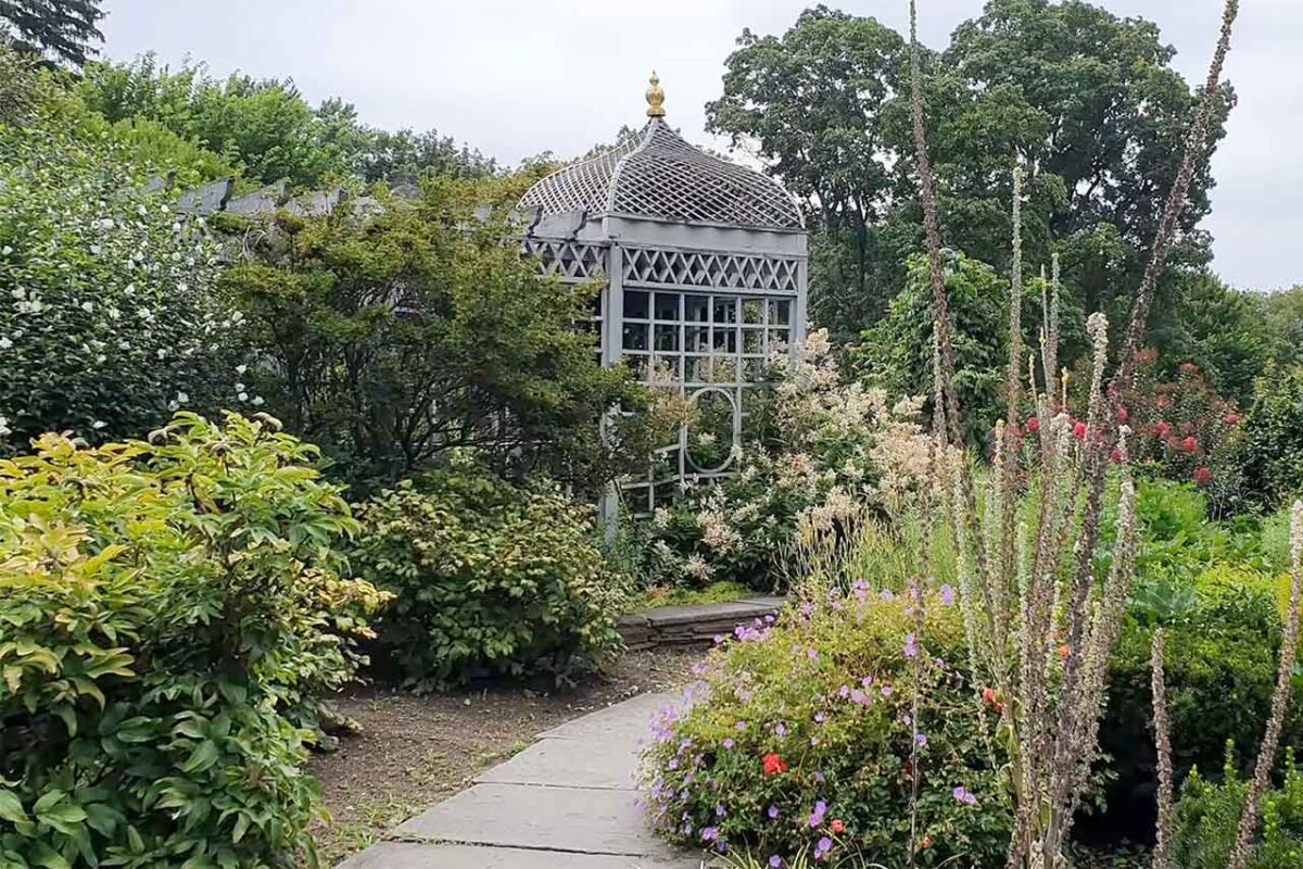 Ogród Botaniczny Nowego Jorku na Staten Island - widok na piękny ogród z różnorodnymi gatunkami roślin i kwiatów, stanowiący część kompleksu Snug Harbor.