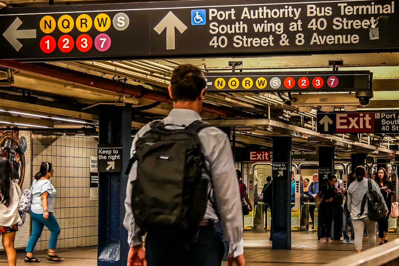 Stazione della metropolitana a Manhattan – indicazioni delle linee Indicazioni delle linee N Q R W 1 2 3 7 in una stazione della metropolitana di New York